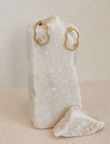Découvrez les boucles d'oreilles Sane, alliant minimalisme et élégance. Conçues en métal doré avec un design unique et léger, el
