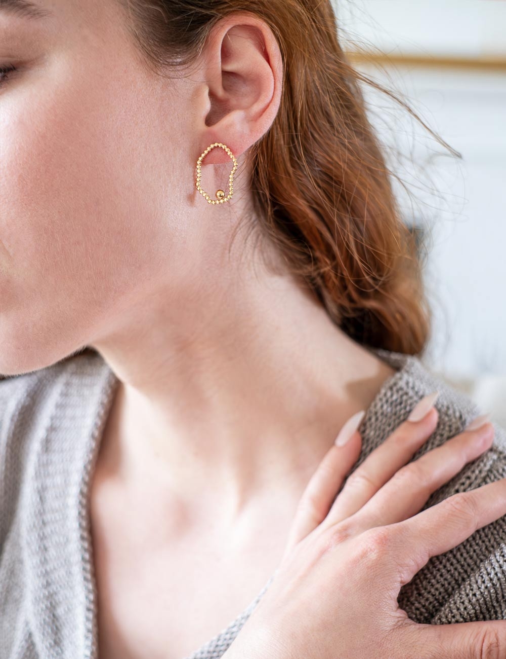 Découvrez les boucles d'oreilles Sane, alliant minimalisme et élégance. Conçues en métal doré avec un design unique et léger, el