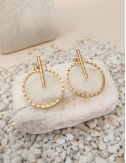 Boucles d’oreilles graphiques dorées à l’or fin – Cercle et tige texturés – Bijou artisanal en laiton