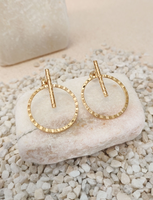 Boucles d’oreilles graphiques dorées à l’or fin – Cercle et tige texturés – Bijou artisanal en laiton