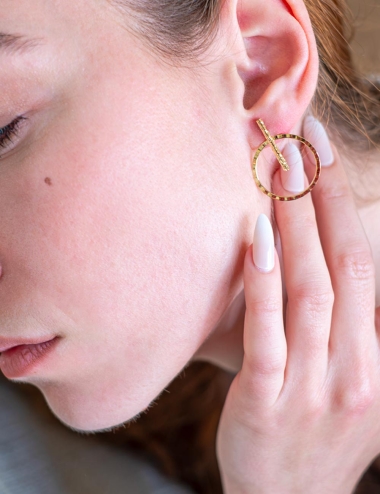 Boucles d’oreilles graphiques dorées à l’or fin – Cercle et tige texturés – Bijou artisanal en laiton