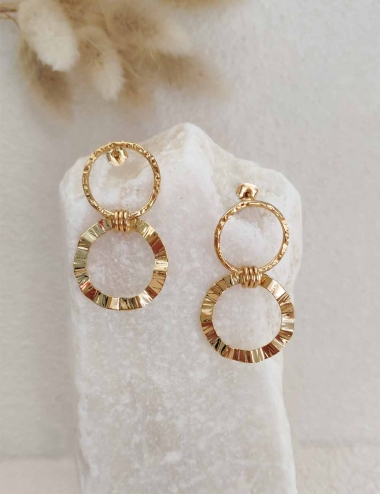 Des boucles d'oreilles doubles anneaux texturées qui sublimera vos tenues