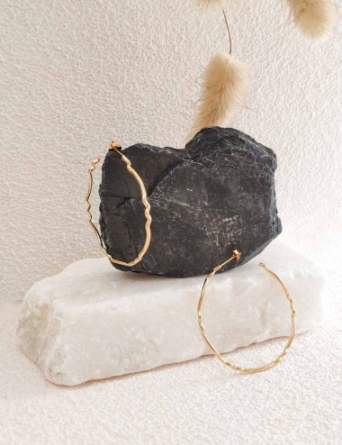 Créoles ondulées doré à l'or fin pour un style minimalisme et élégant