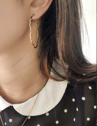 Créoles ondulées doré à l'or fin pour un style minimalisme et élégant