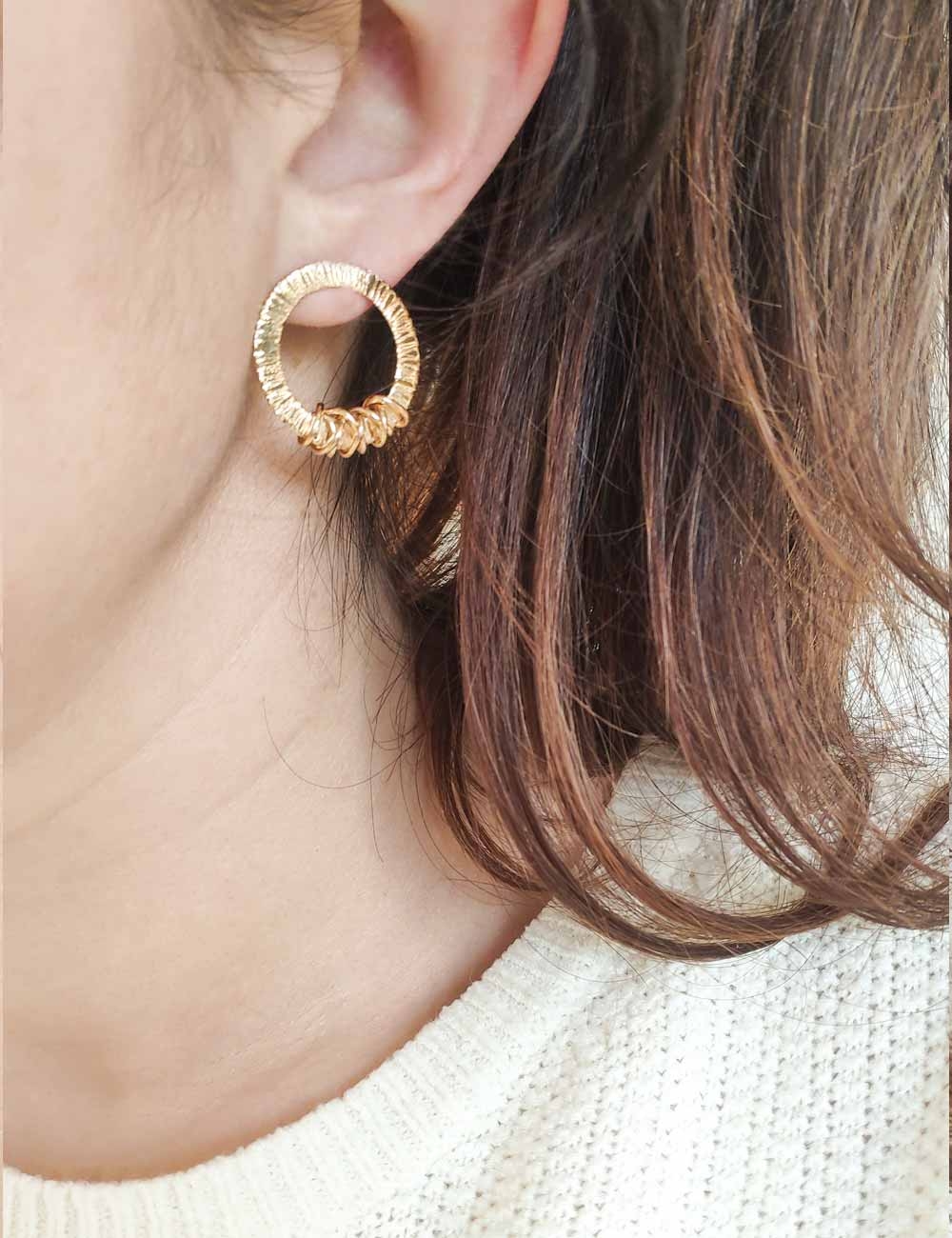 Boucles d'oreilles avec un anneau plat gravé et un fil enroulé doré à l'or fin