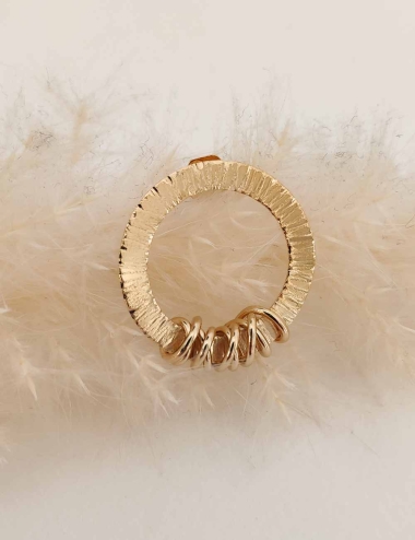 Boucles d'oreilles avec un anneau plat gravé et un fil enroulé doré à l'or fin