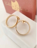 Boucles d'oreilles anneau gravé à la main avec un effet cranté