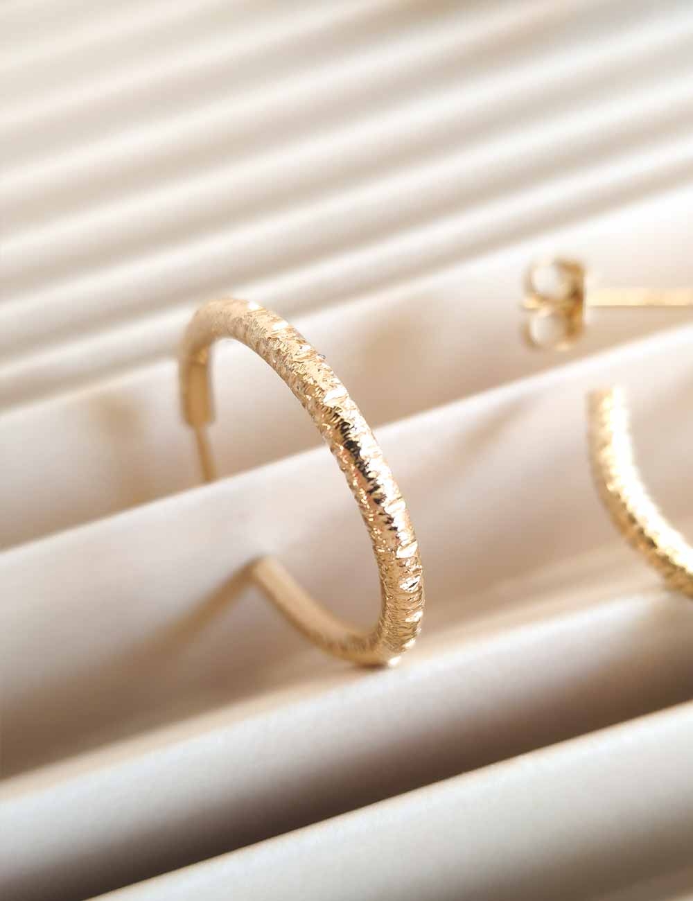 Créoles texturées en laiton doré à l'or fin – Boucles d’oreilles artisanales légères et intemporelles