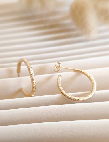 Créoles texturées en laiton doré à l'or fin – Boucles d’oreilles artisanales légères et intemporelles