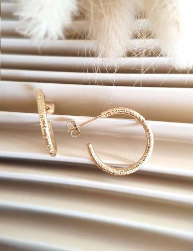 Créoles texturées en laiton doré à l'or fin – Boucles d’oreilles artisanales légères et intemporelles