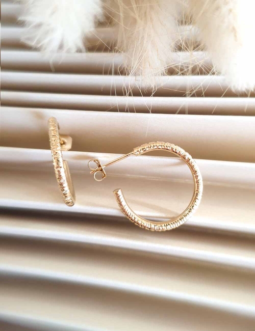 Créoles texturées en laiton doré à l'or fin – Boucles d’oreilles artisanales légères et intemporelles
