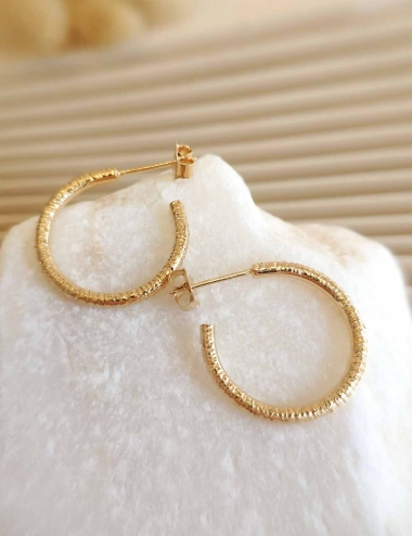Créoles texturées en laiton doré à l'or fin – Boucles d’oreilles artisanales légères et intemporelles