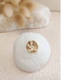 Pin’s rond froissé en cuivre doré à l’or fin – Pièce unique faite main – Bijou texturé et élégant