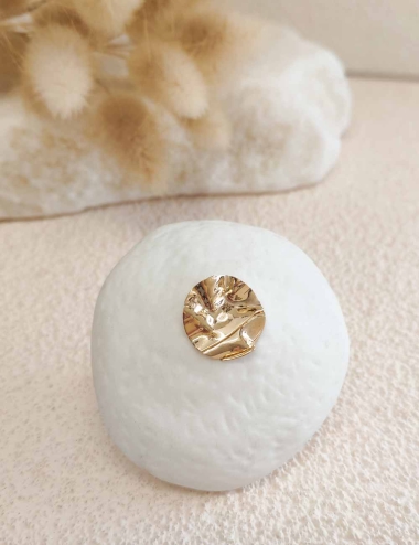 Pin’s rond froissé en cuivre doré à l’or fin – Pièce unique faite main – Bijou texturé et élégant