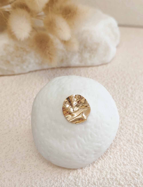 Pin’s rond froissé en cuivre doré à l’or fin – Pièce unique faite main – Bijou texturé et élégant