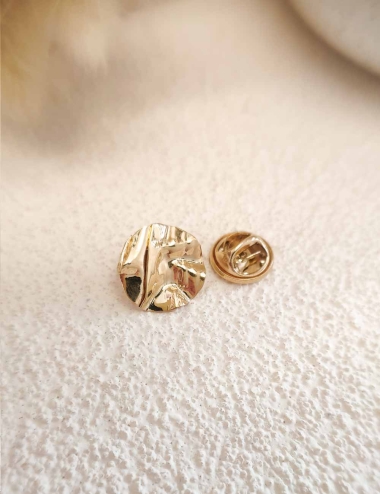 Pin’s rond froissé en cuivre doré à l’or fin – Pièce unique faite main – Bijou texturé et élégant