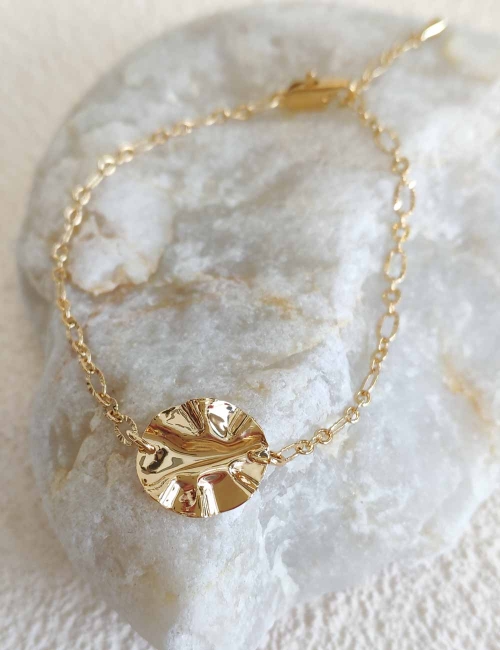 Bracelet chaîne doré à l’or fin – Médaillon froissé unique – Bijou artisanal léger et réglable