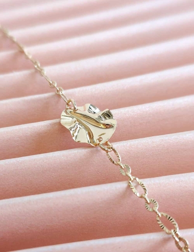 Bracelet chaîne doré à l’or fin – Médaillon froissé unique – Bijou artisanal léger et réglable