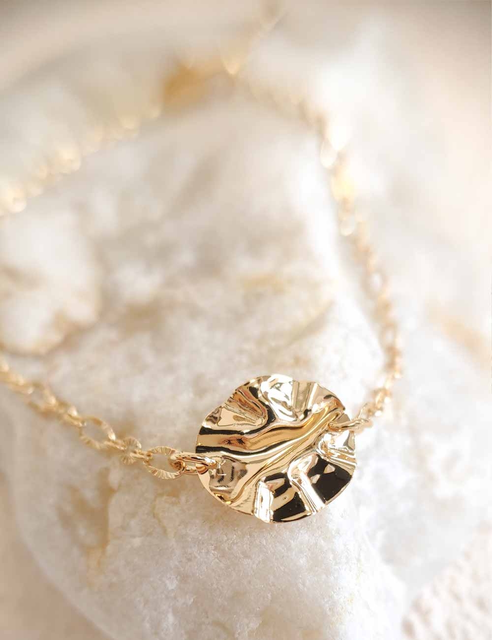 Bracelet chaîne doré à l’or fin – Médaillon froissé unique – Bijou artisanal léger et réglable