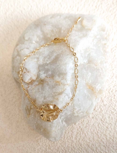Bracelet chaîne doré à l’or fin – Médaillon froissé unique – Bijou artisanal léger et réglable