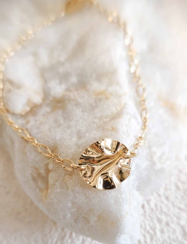 Bracelet chaîne doré à l’or fin – Médaillon froissé unique – Bijou artisanal léger et réglable