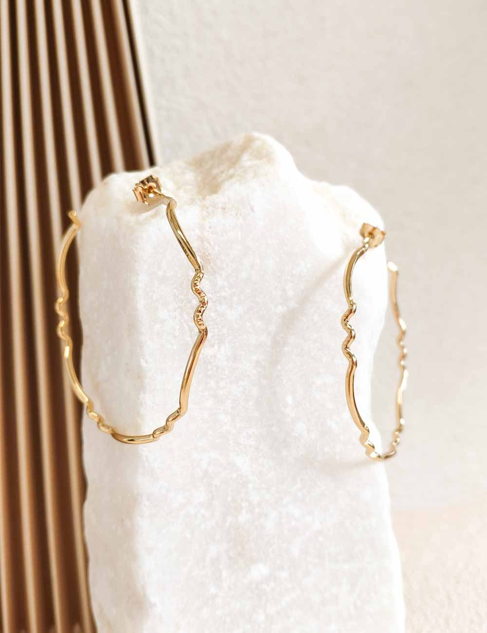Créoles ondulées doré à l'or fin pour un style minimalisme et élégant