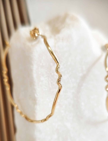 Créoles ondulées doré à l'or fin pour un style minimalisme et élégant