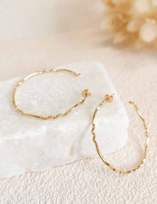 Créoles ondulées doré à l'or fin pour un style minimalisme et élégant