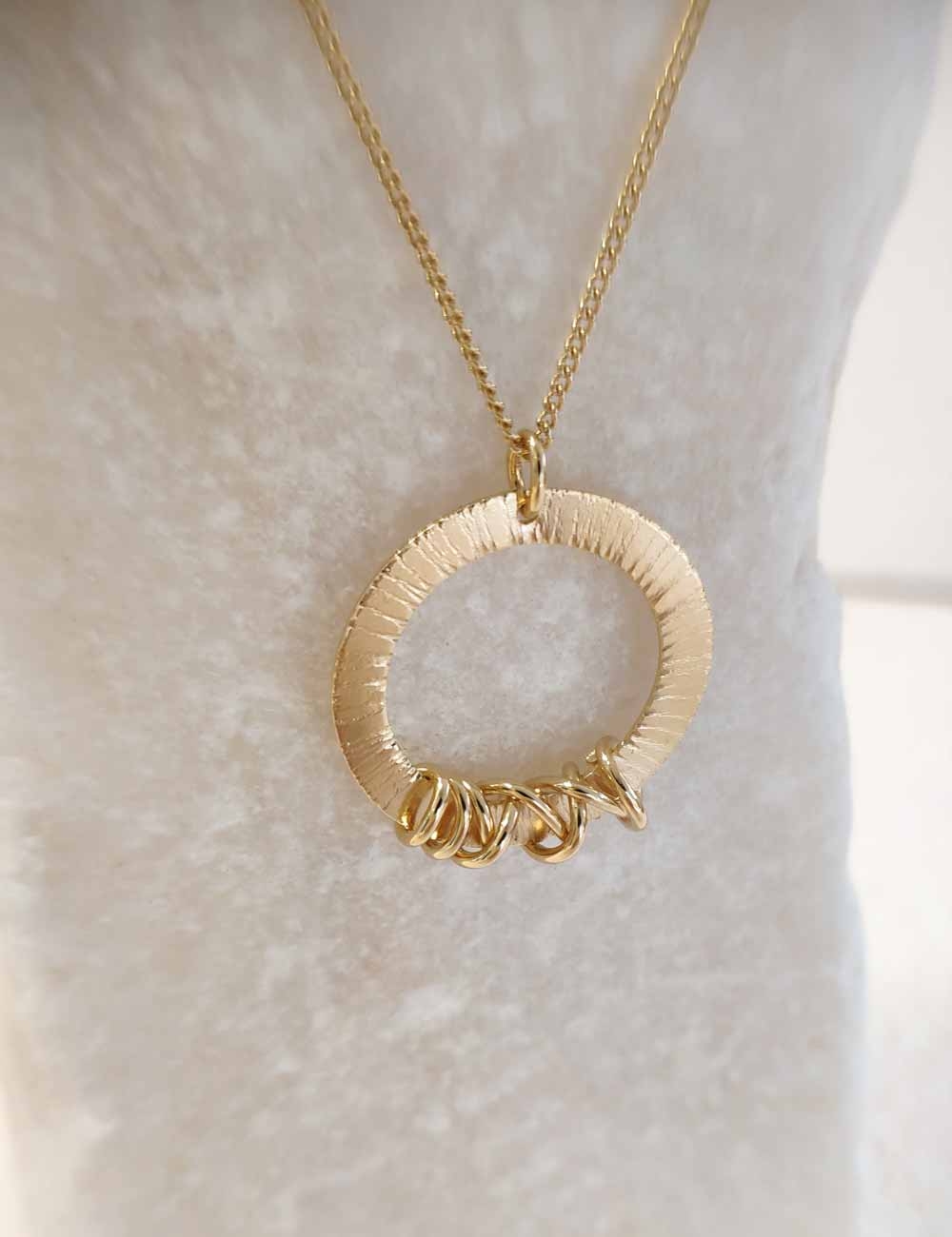 Collier doré à l’or fin – Pendentif gravé & fil entrelacé – Bijou artisanal réglable