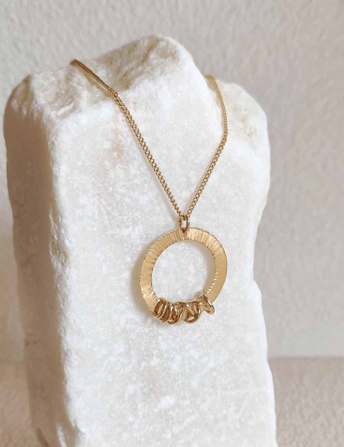 Collier doré à l’or fin – Pendentif gravé & fil entrelacé – Bijou artisanal réglable