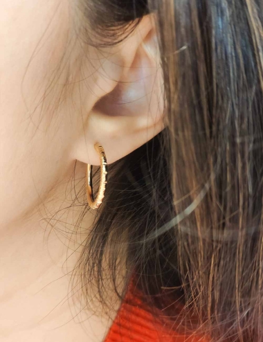 Créoles texturées en laiton doré à l'or fin – Boucles d’oreilles artisanales légères et intemporelles