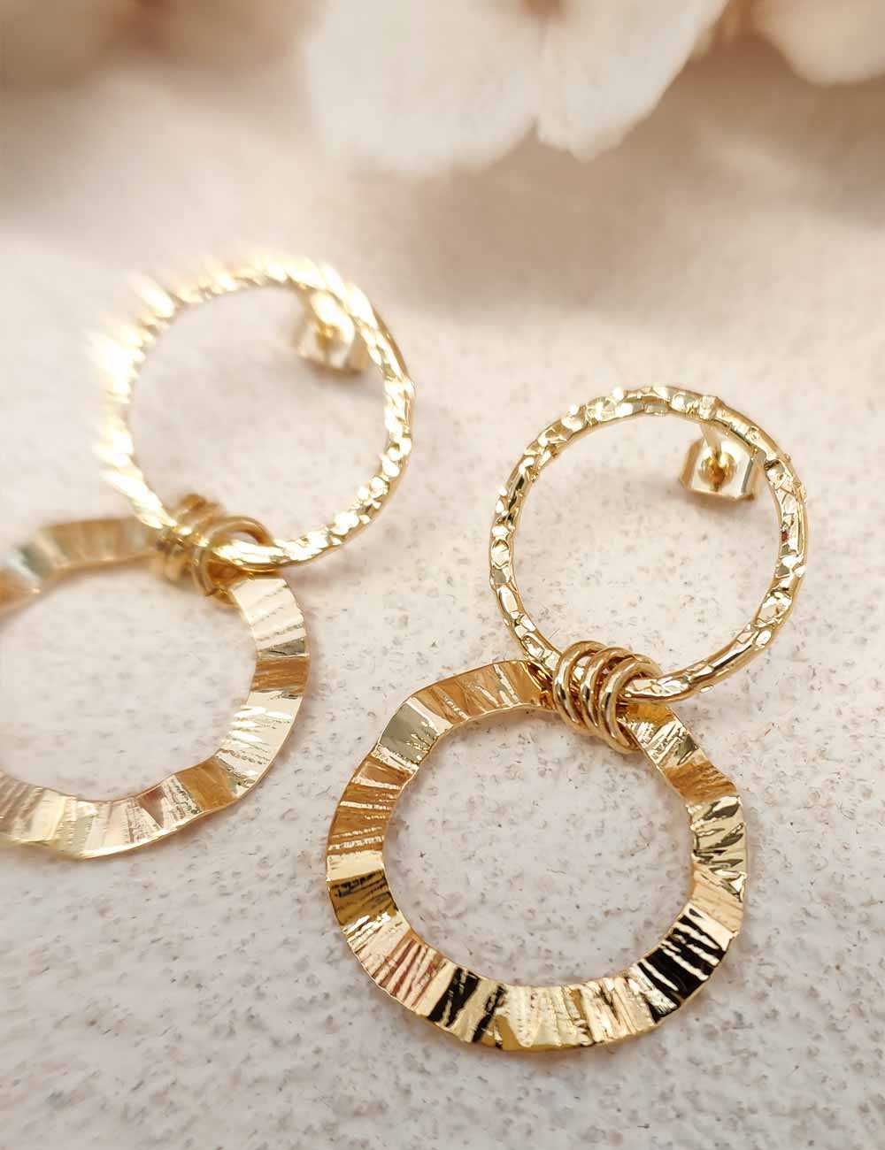 Des boucles d'oreilles doubles anneaux texturées qui sublimera vos tenues