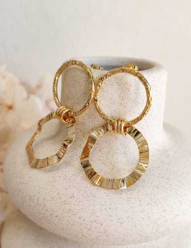 Des boucles d'oreilles doubles anneaux texturées qui sublimera vos tenues
