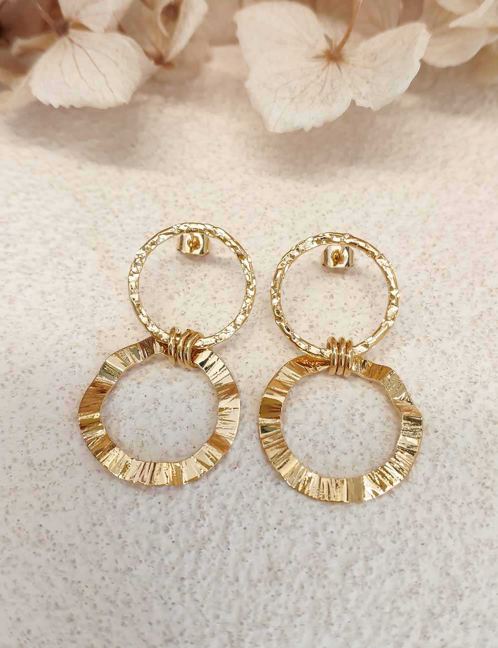 Des boucles d'oreilles doubles anneaux texturées qui sublimera vos tenues