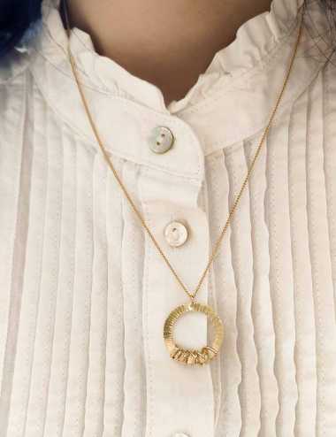 Collier doré à l’or fin – Pendentif gravé & fil entrelacé – Bijou artisanal réglable