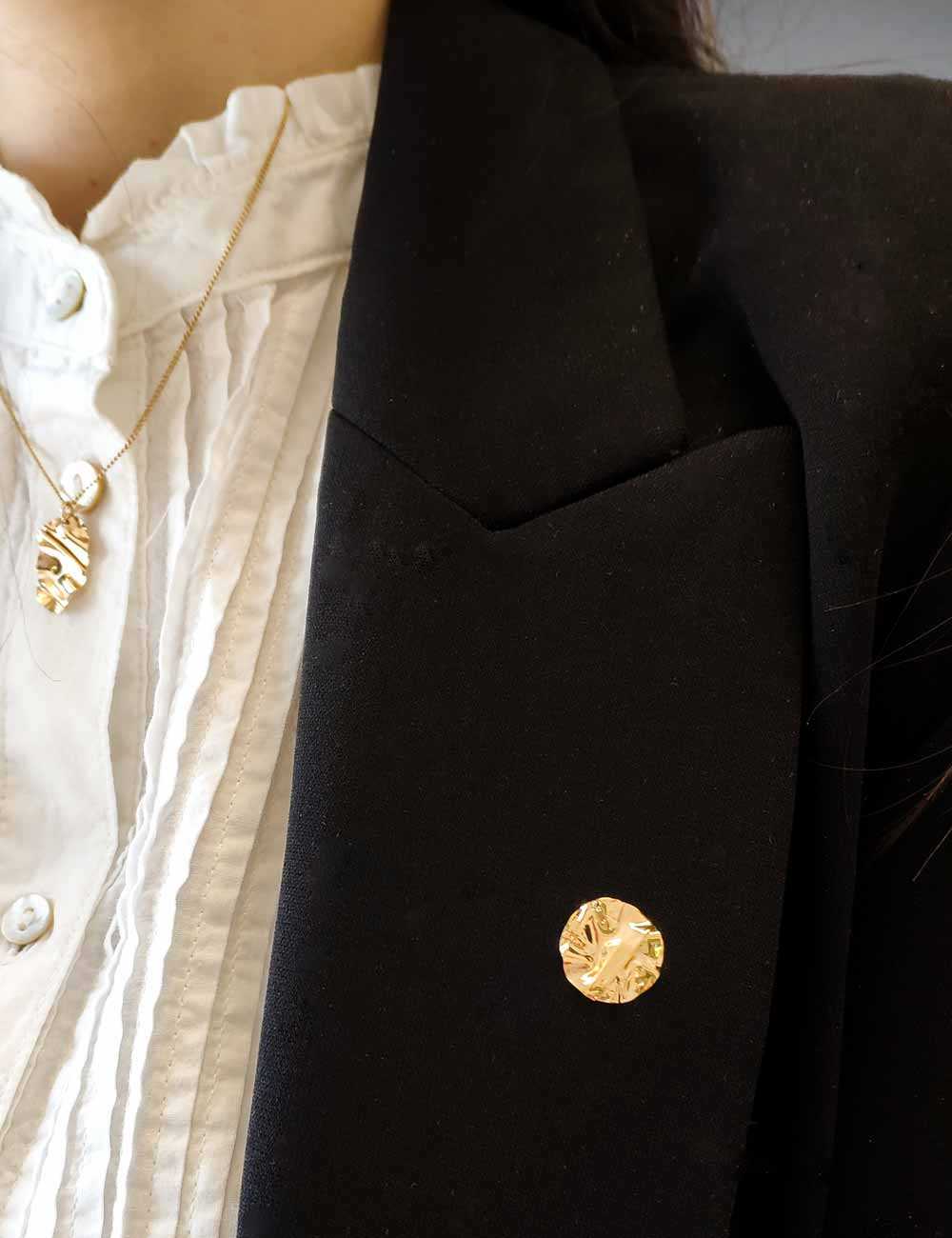 Pin’s rond froissé en cuivre doré à l’or fin – Pièce unique faite main – Bijou texturé et élégant