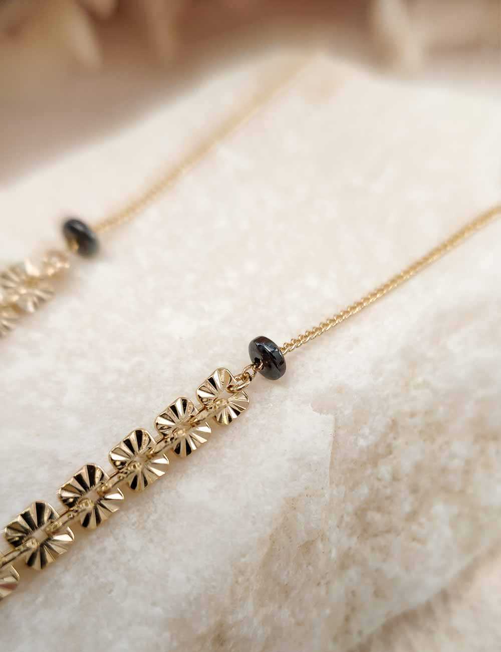Collier doré à l’or fin – Chaîne facettée lumineuse et perles d’hématite – Bijou réglable et raffiné